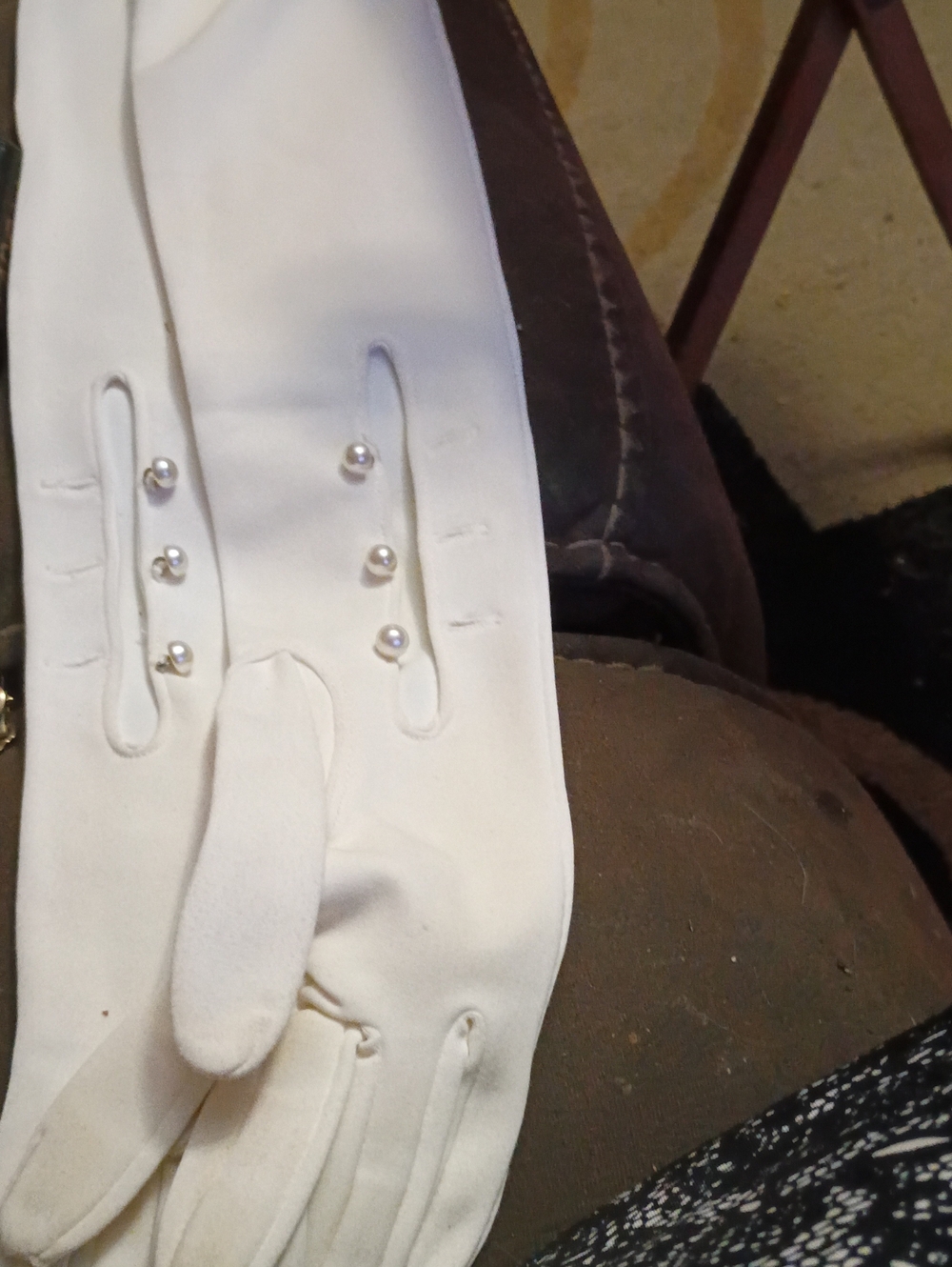 Elegant White Women's Dress Gloves with Pearl Accent